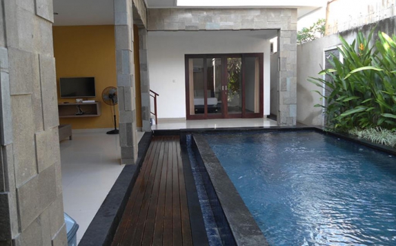 Outdoor Pool Hotel di The Ulun Kubu Apartment