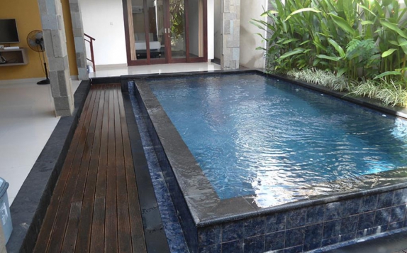 Outdoor Pool Hotel di The Ulun Kubu Apartment