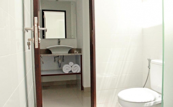Tampilan Bathroom Hotel di The Ulun Kubu Apartment