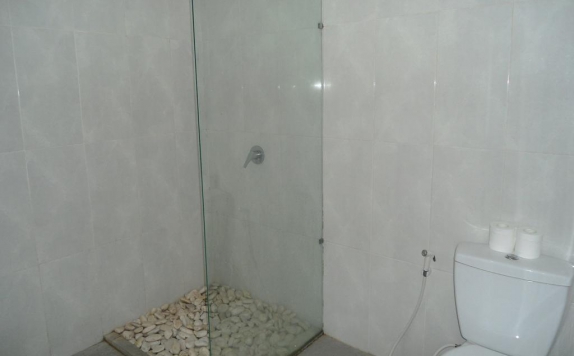 Tampilan Bathroom Hotel di The Ulun Kubu Villa