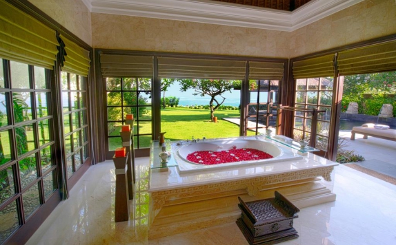Tampilan Bathroom Hotel di The Villas AYANA Resort and Spa