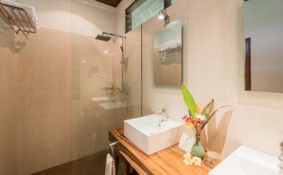 Tampilan Bathroom Hotel di The Watergarden Hotel