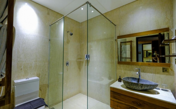 Tampilan Bathroom Hotel di The Westlake Resort Jogja