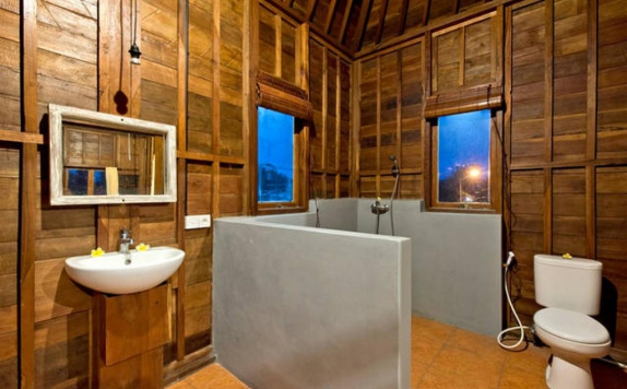 Tampilan Bathroom Hotel di The White Villas Ubud