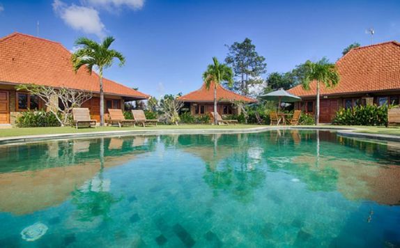 Outdoor Pool Hotel di Three Monkeys Villas