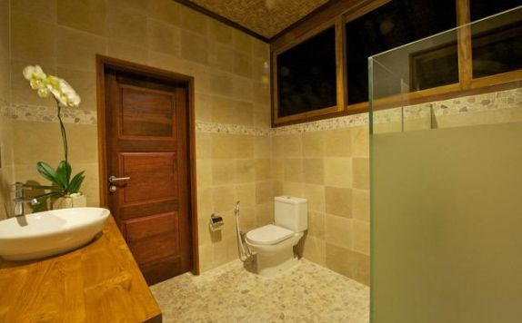 Tampilan Bathroom Hotel di Three Monkeys Villas