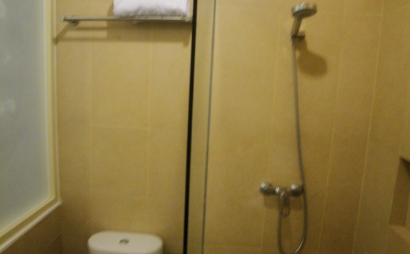 Bathroom di Top Hotel Manado