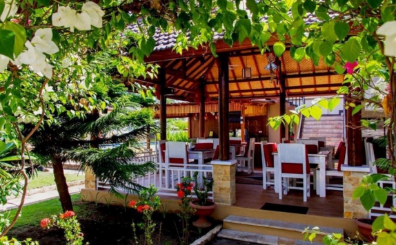 Tampilan Restoran Hotel di Tropical Hideaways Resort