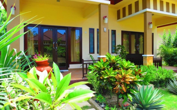 Tampilan Teras Hotel di Tropical Hideaways Resort