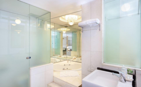Tampilan Bathroom Hotel di Tychi Hotel