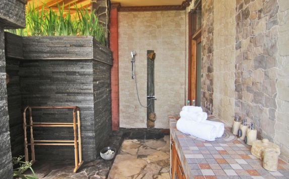 bathroom di Udara Bali Resort