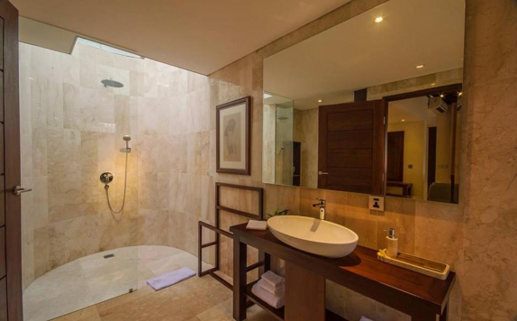 Tampilan Bathroom Hotel di Udhiana Resort Ubud
