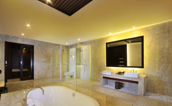 Tampilan Bathroom Hotel di Ulu Segara Luxury Suites & Villas