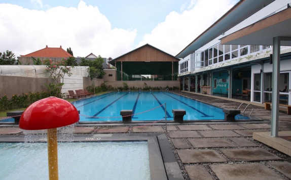 Outdoor Pool Hotel di Umah Bali Suite and Residence