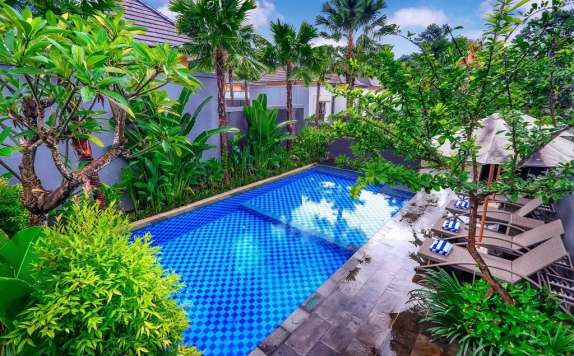Outdoor Pool Hotel di Umah D Kampoeng by Orange