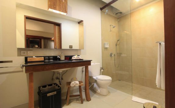 Tampilan Bathroom Hotel di Uma Karan