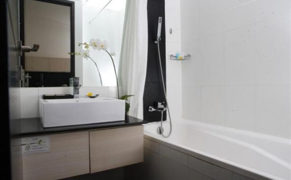 Bathroom di Umalas Hotel & Residence
