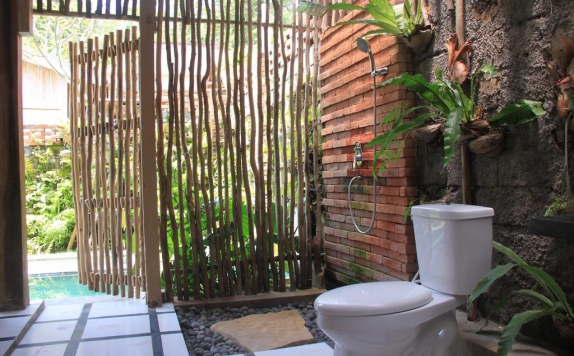 Tampilan Bathroom Hotel di Umaya Villa