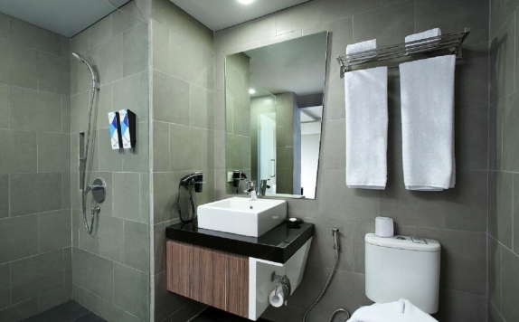 Tampilan Bathroom Hotel di Urban Style Biz Premier