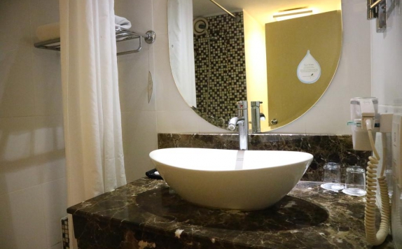Tampilan Bathroom Hotel di Verwood Surabaya Hotel