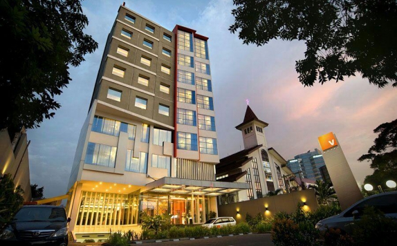 Front view di V Hotel Jakarta