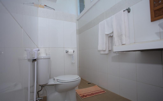Bathroom di Villa Agung Beach Inn