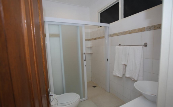 Bathroom di Villa Agung Beach Inn