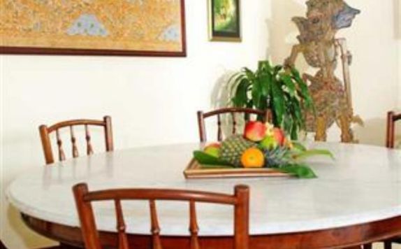 Dining Table di Villa Arjuna Seminyak