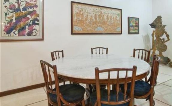 Meja Makan di Villa Arjuna Seminyak