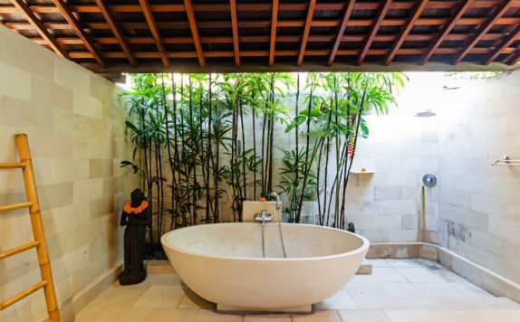 Tampilan Bathroom Hotel di Villa Biru Canggu