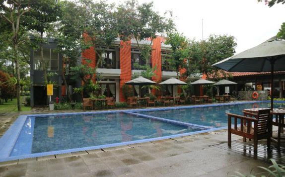 Outside Pool Hotel di Villa Bukit Pinus