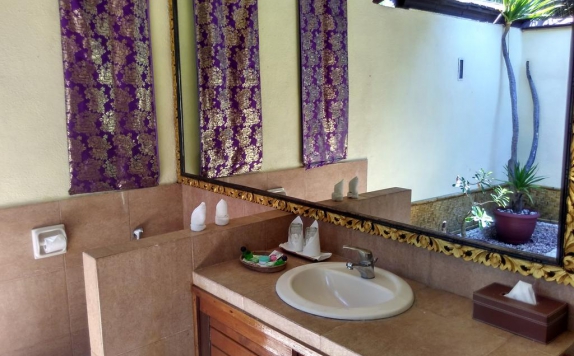 Tampilan Bathroom Hotel di Villa Bulan Madu Gili Air
