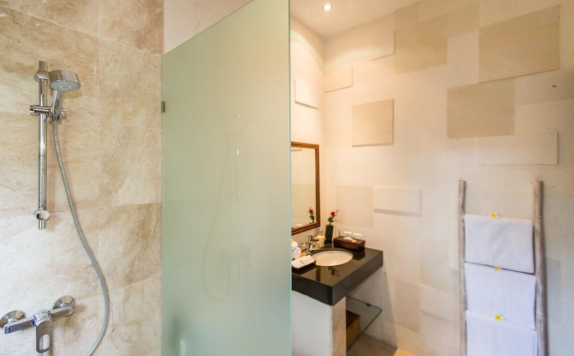 bathroom di Villa Club Corner Residence by Nagisa bali
