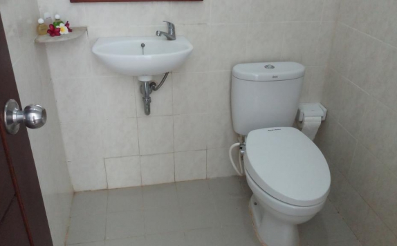 Tampilan Bathroom Hotel di Villa Dencarik
