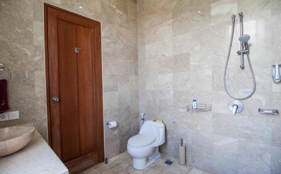 Tampilan Bathroom Hotel di Villa Efes