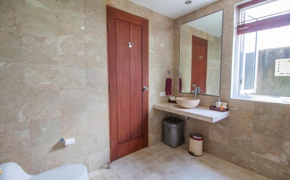 Tampilan Bathroom Hotel di Villa Efes