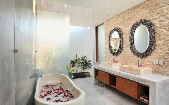 Tampilan Bathroom Hotel di Villa Flores