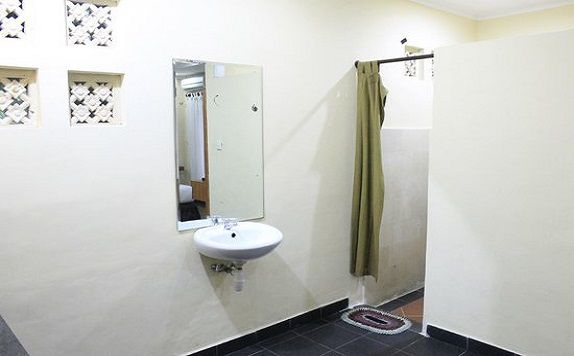 Bathroom di Village Indah Villas