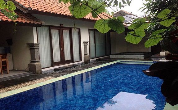 Swimming Pool di Village Indah Villas