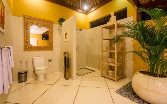 Interior Bathroom di Villa Intan