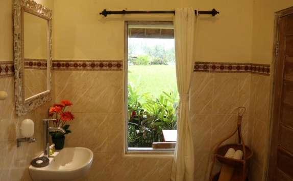 Tampilan Bathroom Hotel di Villa JJ and Spa Ubud