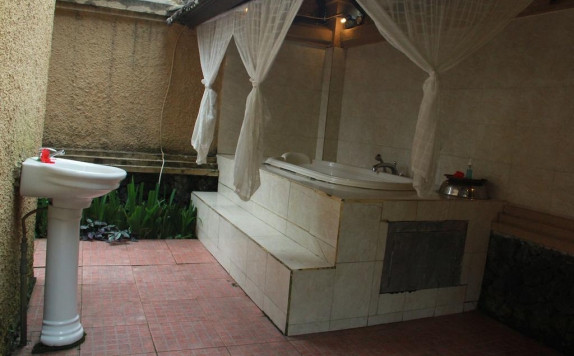 Tampilan Bathroom Hotel di Villa Lumbung Jatiluwih