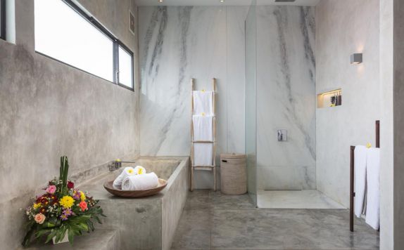 bathroom di Villa Mikayla by Nagisa Bali