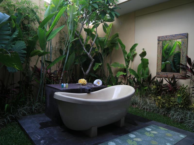 Kamar Mandi di Villa Nirvana Bali
