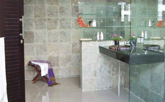 Bathroom di Villa Puri Darma Agung