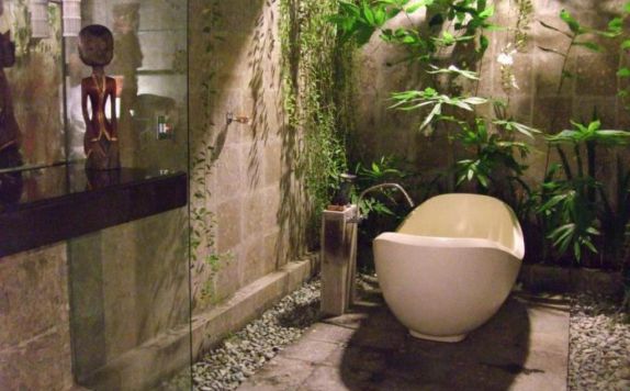 Bathroom di Villa Puri Darma Agung