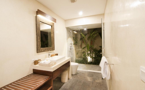 Bathroom di Villa Puspa Kedungu