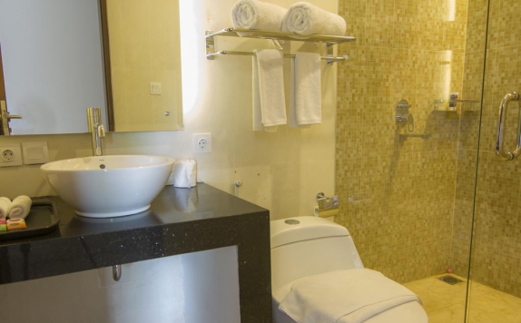Tampilan Bathroom Hotel di Villa Savvoya Seminyak Bali