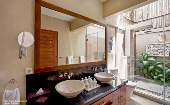 Kamar mandi di Villa Seriska Seminyak Bali
