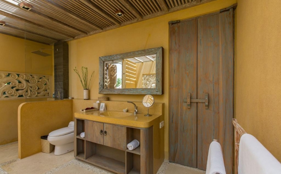 Bathroom di Villa Sky Li by Nagisa Bali